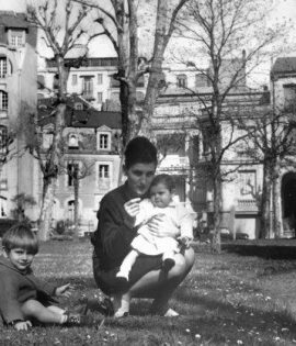 #biographeadomicile #biorgaphe #FrancePlaut #biographie #récitsdevie #mémoire #souvenirs #visiteusedesouvenirs #autobiographie Ma mère, mon grand frère et moi à Vichy en 1965.
