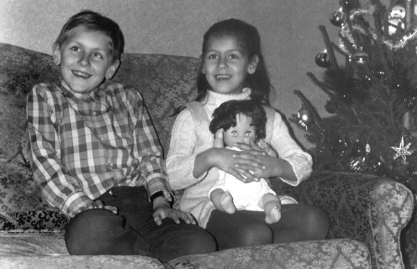 Un frère et une soeur qui partagent un soir de Noël enfants. Une histoire dont ils aiment se souvenir.
